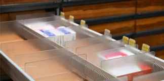 Teilweise leere Medikamentenschubladen in einer Apotheke