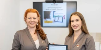 Zwei Mitarbeiterinnen einer Salzburger Apotheke präsentieren das Telemedizin-Angebot doc@Apo mit Tablet und Informationsmaterial.