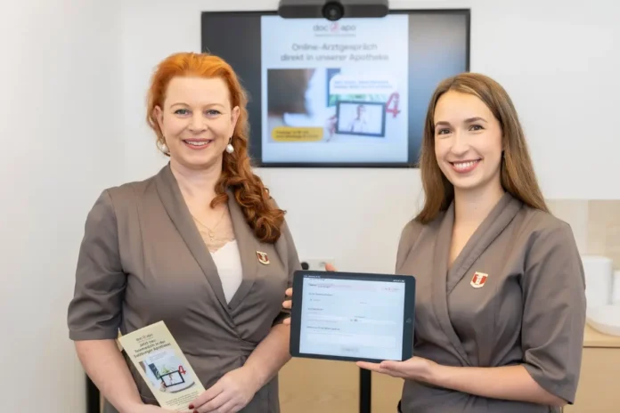 Zwei Mitarbeiterinnen einer Salzburger Apotheke präsentieren das Telemedizin-Angebot doc@Apo mit Tablet und Informationsmaterial.