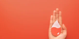 Hand mit stilisiertem Bluttropfen als Symbol für Eisenmangel und Ferritin