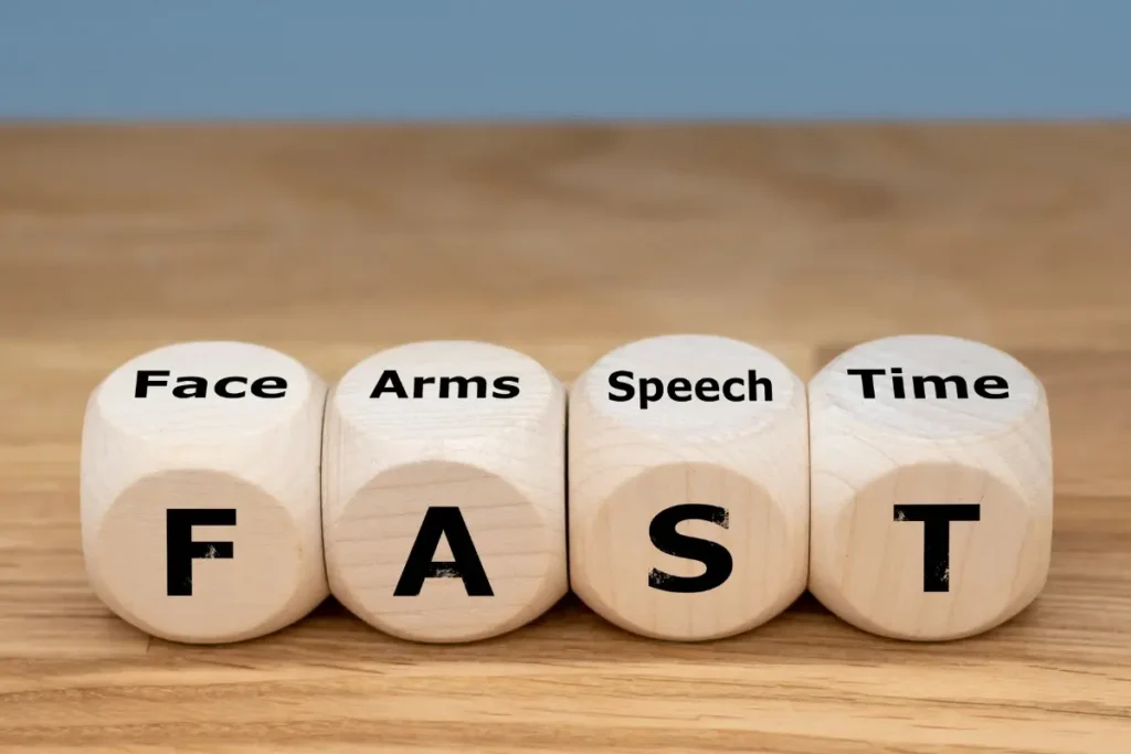 Vier Holzwürfel mit den Buchstaben FAST und den Begriffen Face, Arms, Speech und Time zur Schlaganfallerkennung