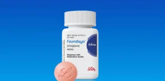 Foundayo (Orforglipron): 0,8-mg-Tablette und Arzneimittelflasche von Eli Lilly vor blauem Hintergrund