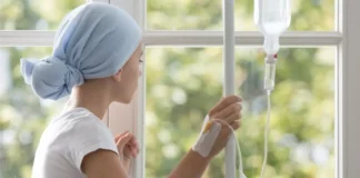 Kind mit Infusion bei der Behandlung von Kinderleukämie