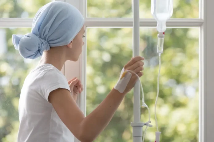 Kind mit Infusion bei der Behandlung von Kinderleukämie