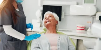 Ältere Patientin bei einer zahnmedizinischen Untersuchung