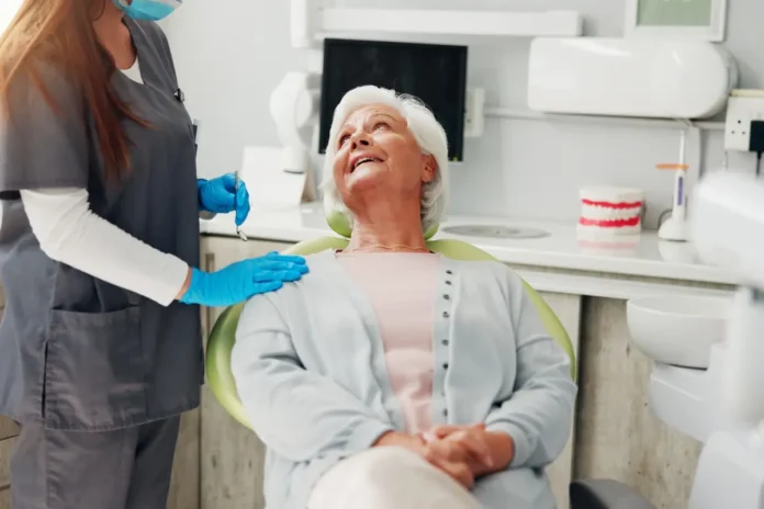 Ältere Patientin bei einer zahnmedizinischen Untersuchung