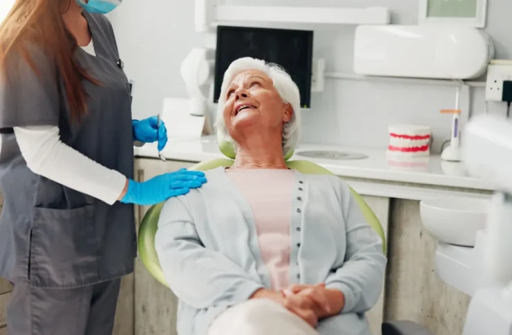 Ältere Patientin bei einer zahnmedizinischen Untersuchung
