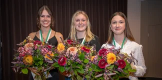 Die Siegerinnen des PKA-Bundeslehrlingswettbewerbs 2026: Leonie Weißbacher (Mitte), Laura Eder (links) und Annalena Hemetsberger (rechts) mit Blumensträußen und Medaillen.