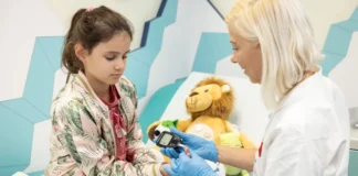 Blutzuckermessung bei einem Kind durch medizinisches Fachpersonal zur Abklärung von Typ-1-Diabetes.