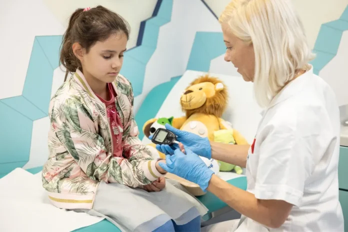 Blutzuckermessung bei einem Kind durch medizinisches Fachpersonal zur Abklärung von Typ-1-Diabetes.